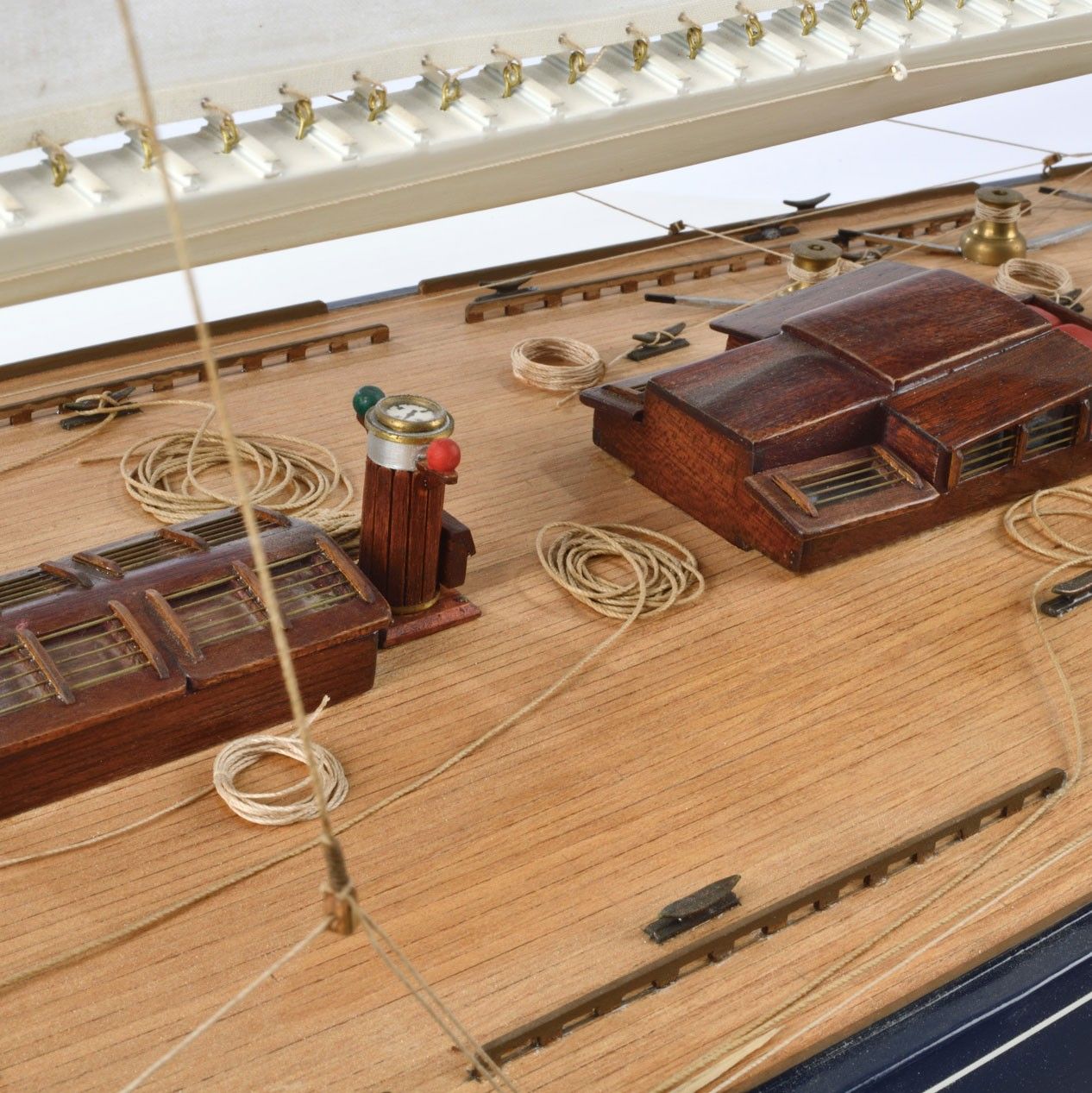 maqueta velero clase J detalle
