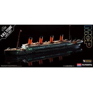 1:700 RMS Titanic + Led Art.-Nr. 14220