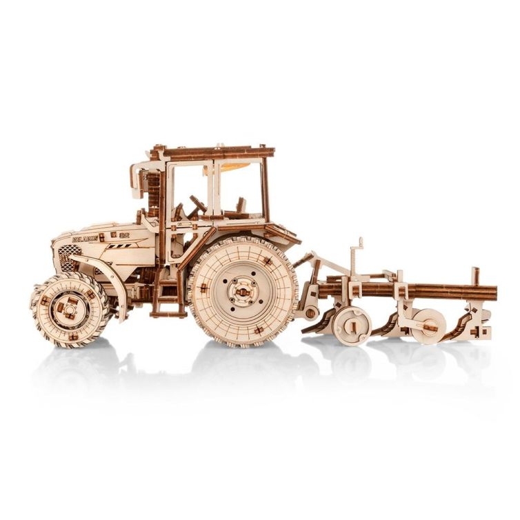 Tractor Belarus-82.3 con arado Art.-Nr. 00389